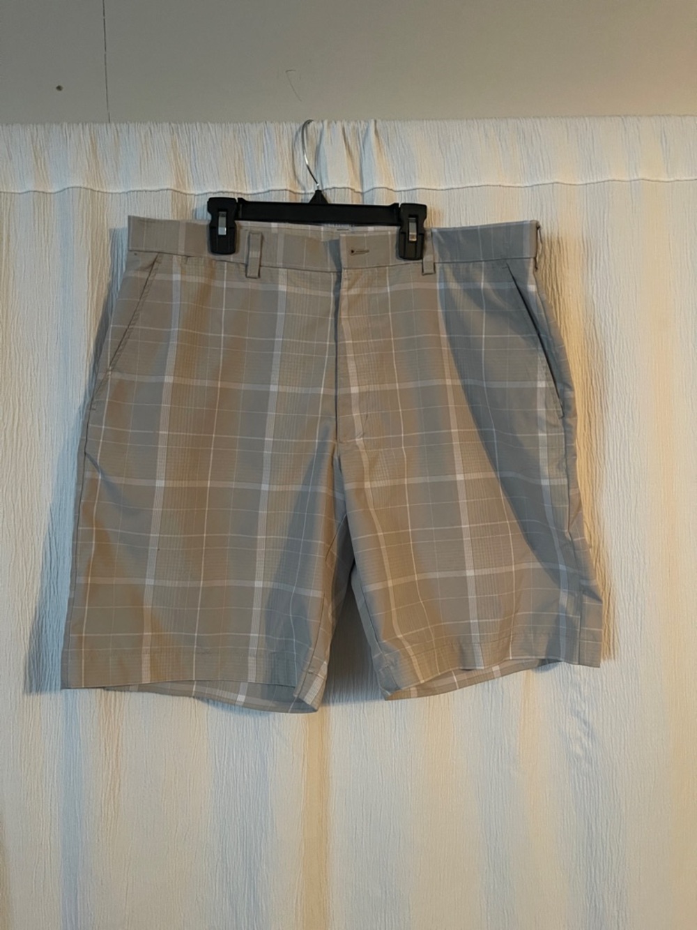 PGA Tour Men's Plaid Flat-Front Golf Shorts in Light Gray and Tan
